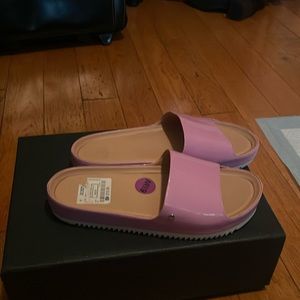 Ugg flip flops